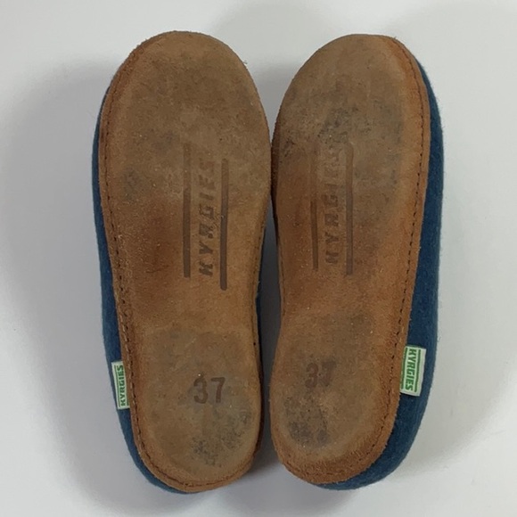 Kyrgies Handmade Wool and Leather Molded All Natural Slippers - Picture 9 of 10